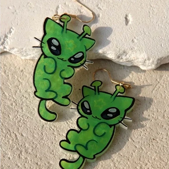 Handmade Green Alien Cat Earrings - Picture 4 of 5